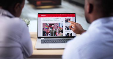 Cep telefonu ve dizüstü bilgisayarda online haber makalesi izliyorum. Elektronik Gazete