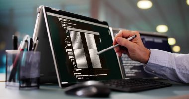 Dizüstü bilgisayar kullanarak Ofis Masasında Programcı veya Kodlayıcı