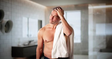 Mutlu Adam Aynaya Bakarken Saç Bakımı Yapıyor