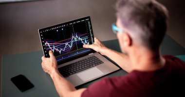 Hisse almadan önce Bilgisayarda Grafik Analizi Yapan Adam