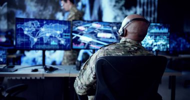 Ordu Askeri Teknoloji Merkezi 'nde Gelişmiş Bilgisayar Teknolojisi İşletiyor. Sanal Kontrol Odası 'nda çalışan Afrikalı Amerikalı Adam.