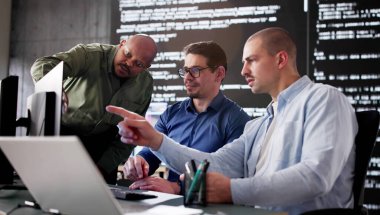 Şirketler için yazılım programları üzerinde çalışan çeşitli geliştirici grupları.