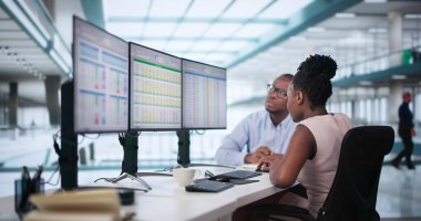 Bilgisayar Monitörlerinde Şirket Faturası Hesap Tablosu Kullanılıyor