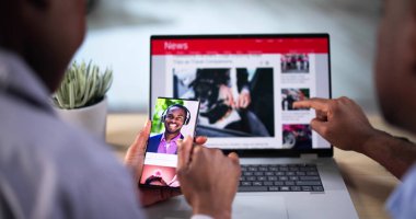 Afrikalı Çiftin Çevrimiçi Haber ve Sosyal Medya Tüketimi