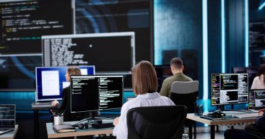 Çok ırklı Yazılım Mühendisleri Takımı Masaüstü Bilgisayarlarında Kod Geliştiriyor