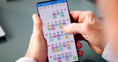 Takvim sayfası ve telefonda hatırlatıcı. Erkekler Randevu Uygulaması Kullanıyor