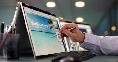 Ofiste Bilgisayarda Çalışan Erkek Tasarımcı