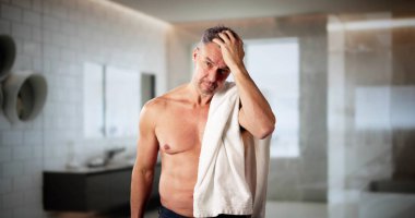 Mutlu Adam Aynaya Bakarken Saç Bakımı Yapıyor