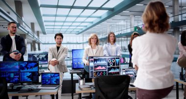 Kurumsal profesyoneller ofis masasında yoga egzersizleri yaparlar.