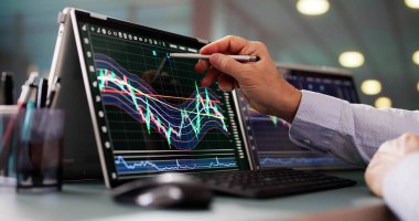 Ofisteki Çoklu Ekrandaki Grafiklere Bakan Borsa Simsarı