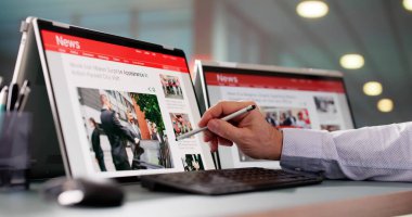 Ekranda Haberleri İzlemek. Laptop 'ta Gazete Sitesi Okunuyor