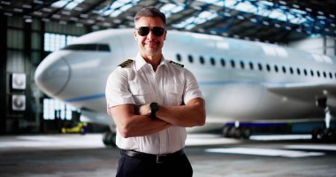Uçak Pilotu havayolları için çalışıyor. Kaptan Havaalanında.