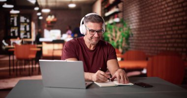 Kahve dükkanında Education Video Konferansı Toplantısı