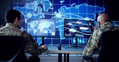 Siber Teknoloji Uzmanı, Hükümet Kontrol Merkezi 'ndeki güvenlik kameralarını izliyor.