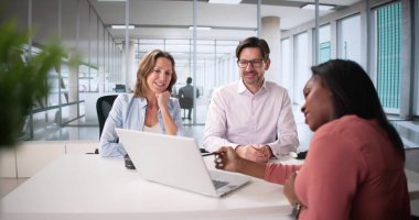 Vergi Muhasebecisi ve Danışmanla Mali Planlama Hakkında Konuşan Mutlu Çift