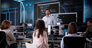 Black web geliştiricileri ofis sunum toplantısında kodlama yazılımı.