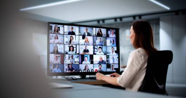 Uzman dijital HR sunucusu, uzak dağ ofisinden video konferans webinar 'ı.