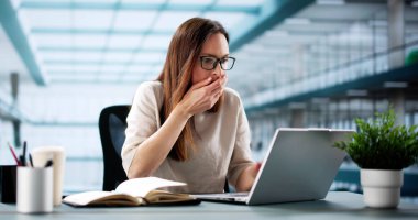 Ofisteki stresli kadın fidye mahremiyeti ihlali saldırısıyla şok oldu..