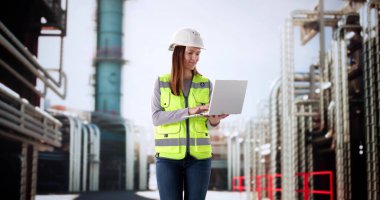 Endüstriyel Fabrika Ayarlarında Güvenliği Denetleyen Kadın Teknisyen