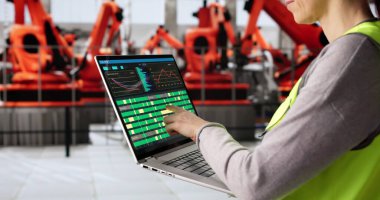 Otomotiv Üretim Fabrikasında Kadın Mühendis Denetleme Üretim Hattı