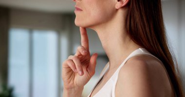 Estetik cerrah boyun derisini sıkmak için liposuction ameliyatı yapıyor..