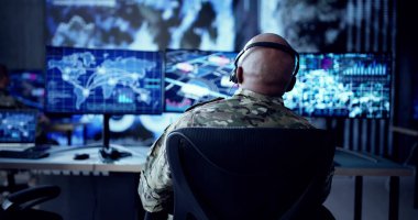 Askeri Ordu Teknoloji Merkezi 'nde çalışan genç Afrikalı Amerikalı..