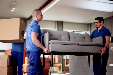 Evdeki Konforlu Oturma Odasında Mover Mobilya Düzenleme.