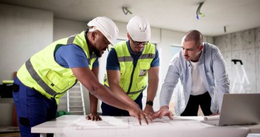 Afrikalı Amerikalı Mühendis Çeşitli Gruplarla Ev Tasarımı Yapıyor.