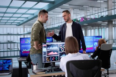 Şiddetli Çok Irklı İş Ekibi Kızgın Ofis Toplantısında Tartışıyor