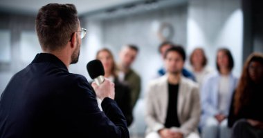 İş Sözcüsü, Eğitim Mali Sunumunda Çeşitli Seyircileri Etkinleştirdi.