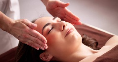 Reiki Terapisi ve Alternatif Tedavi Masajı Sağlayan Kadın Fizyoterapist