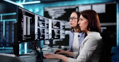 Bilgisayar Üzerine Yazım Kodu Yazan Genç Bir Kadın Programcının Portresi