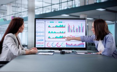 Ofis Ortamı 'ndaki Çoklu Ekran Kurumsal Veri Analizi