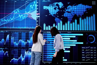 Borsa Ticareti için Yapay Zeka Kontrol Paneli Geliştiren Kadın İş Analisti