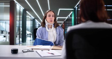 İşçi kazadan sonra tazminat talebi için sigorta avukatı tutar.