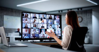 Kadın HR uzmanı, uzak dağlarda online video konferansı düzenliyor.