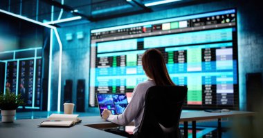 Ofisteki Laptop 'ta Tıbbi Verileri Analiz Eden Profesyonel Kadın