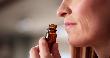 Herbalist: Aromaterapiyi Saran Genç Bir Kadın Gerekli Yağ Terapisi