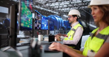 Mühendisler ve operatörler gaz borularını SCADA yazılımıyla kontrol ediyorlar. Profesyonel ekip türbin jeneratörüyle santralde verimliliği maksimuma çıkarıyor..