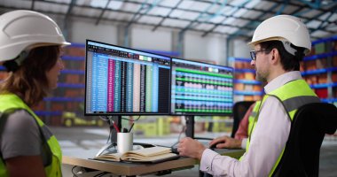 Depo 'daki Masaüstünde Verileri Analiz Eden Yönetici