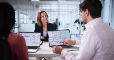 Sanal Ofis Toplantısında Çok Irklı Ekip Veri Analizlerinde İşbirliği Yapıyor