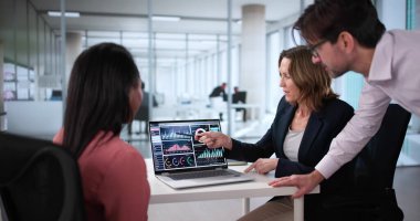 Mali Büro 'da Çok Kültürlü Ekip Toplantısında Verilerin Birlikte Analizi