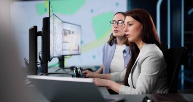 Emlak Danışmanı Kadastro Haritası kullanarak Özellikleri Analiz Ediyor