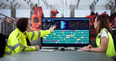 Genç mühendisler bilgisayar kullanarak modern fabrikada otomatikleştirilmiş üretim sistemi geliştirirler. Teknisyenler endüstriyel makineleri verimli bir şekilde monte ederken bilim adamları araştırmalarını sürdürüyor.