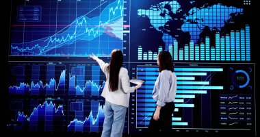 Yapay Zeka için Büyük Veri Kontrol Paneli kullanan Kadın İş Analisti