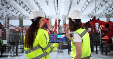 Müfettişler, Tabletle Robotik Otomobil Toplama Hattı Verimliliğini İzliyor.