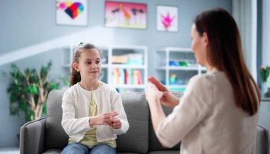 İşitme Engelli Öğretmeninin İşaret İşaret Dili Öğrenmesi Olası mesleklere yardım etmesi: İşaret dili tercümanı, konuşma terapisti, özel eğitim öğretmeni