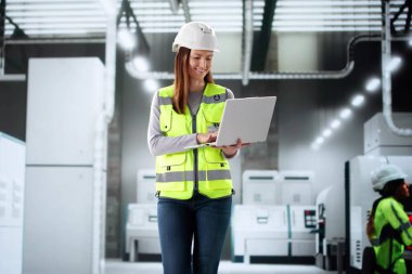 Fabrika üretim hattında kadın teftiş yarı iletken çip üretimi. Genç teknisyen.