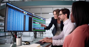 Fatura Raporu Analizi için Çeşitli İşletme Ekibi Hesap Tablosu Yazılımı Kullanıyor.