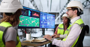 Modern Fabrika 'da Otomatik Üretim Sistemi Geliştiren Çeşitli Mühendisler Ekibi.